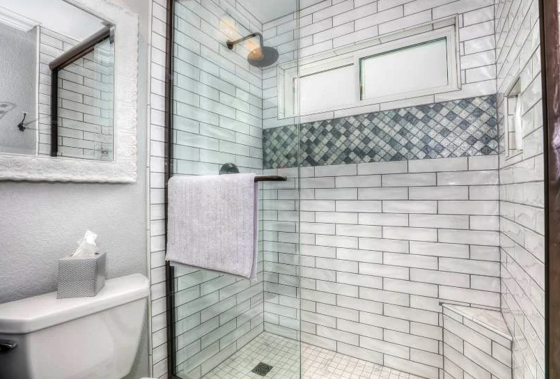 Limpiar azulejos de la cocina o el baño